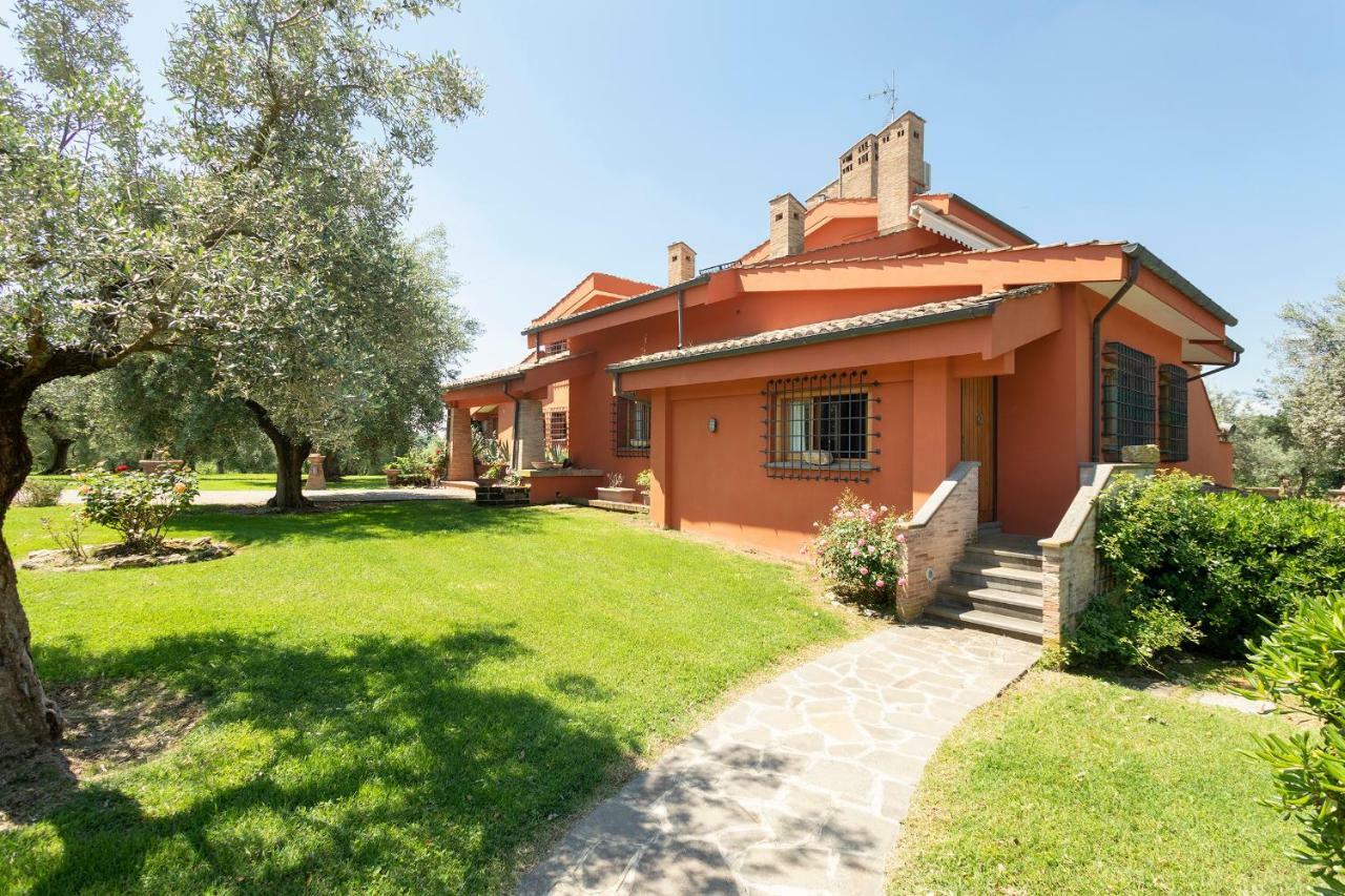 Villa In Via Della Marcigliana Casale Torre San Giovanni Luaran gambar