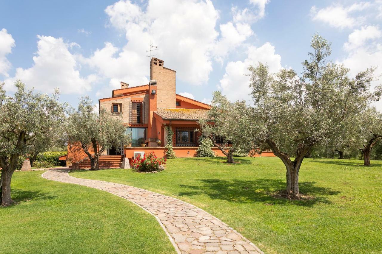 Villa In Via Della Marcigliana Casale Torre San Giovanni Luaran gambar