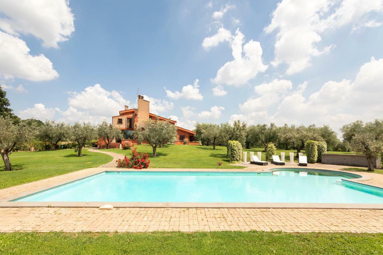 Villa In Via Della Marcigliana Casale Torre San Giovanni Luaran gambar