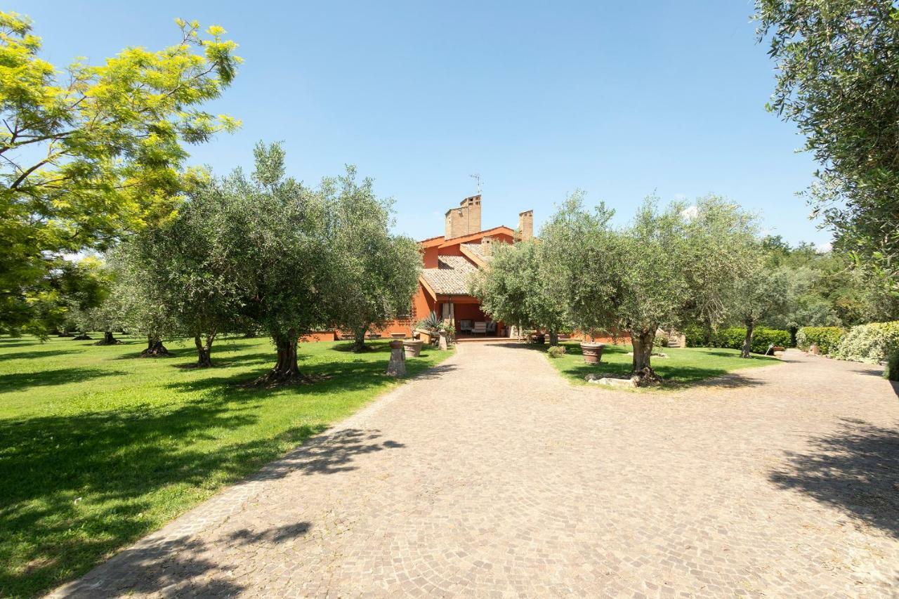 Villa In Via Della Marcigliana Casale Torre San Giovanni Luaran gambar
