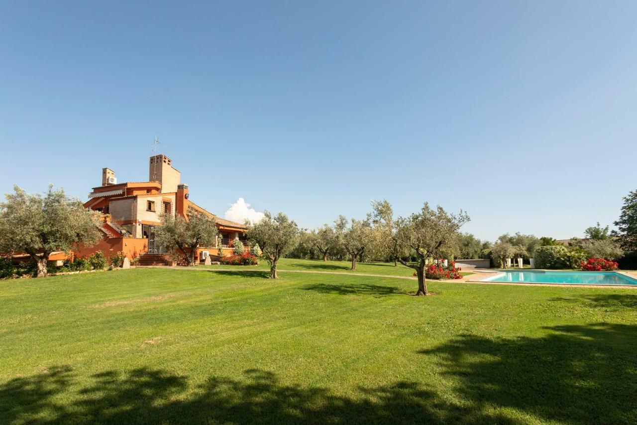 Villa In Via Della Marcigliana Casale Torre San Giovanni Luaran gambar