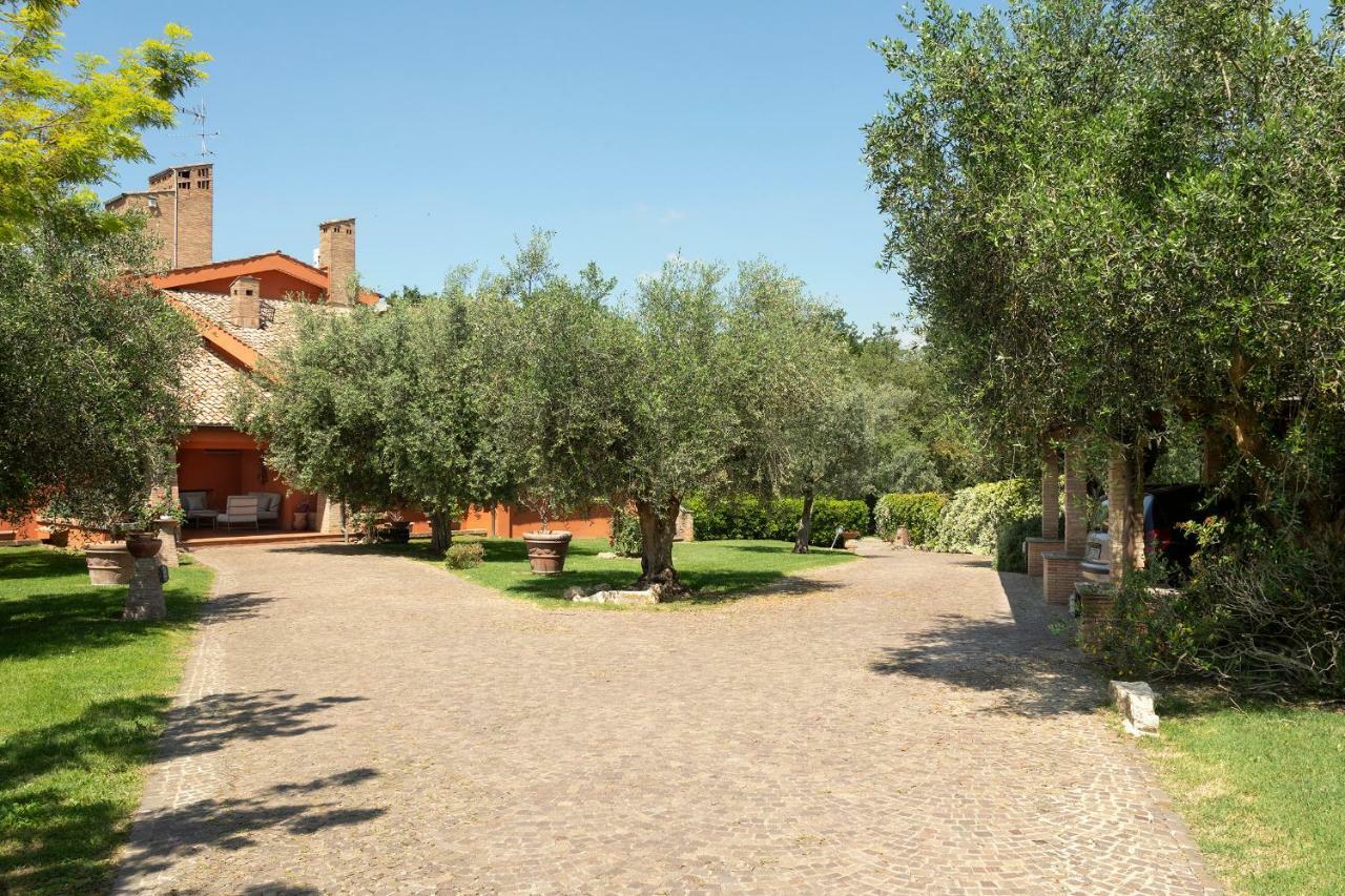 Villa In Via Della Marcigliana Casale Torre San Giovanni Luaran gambar
