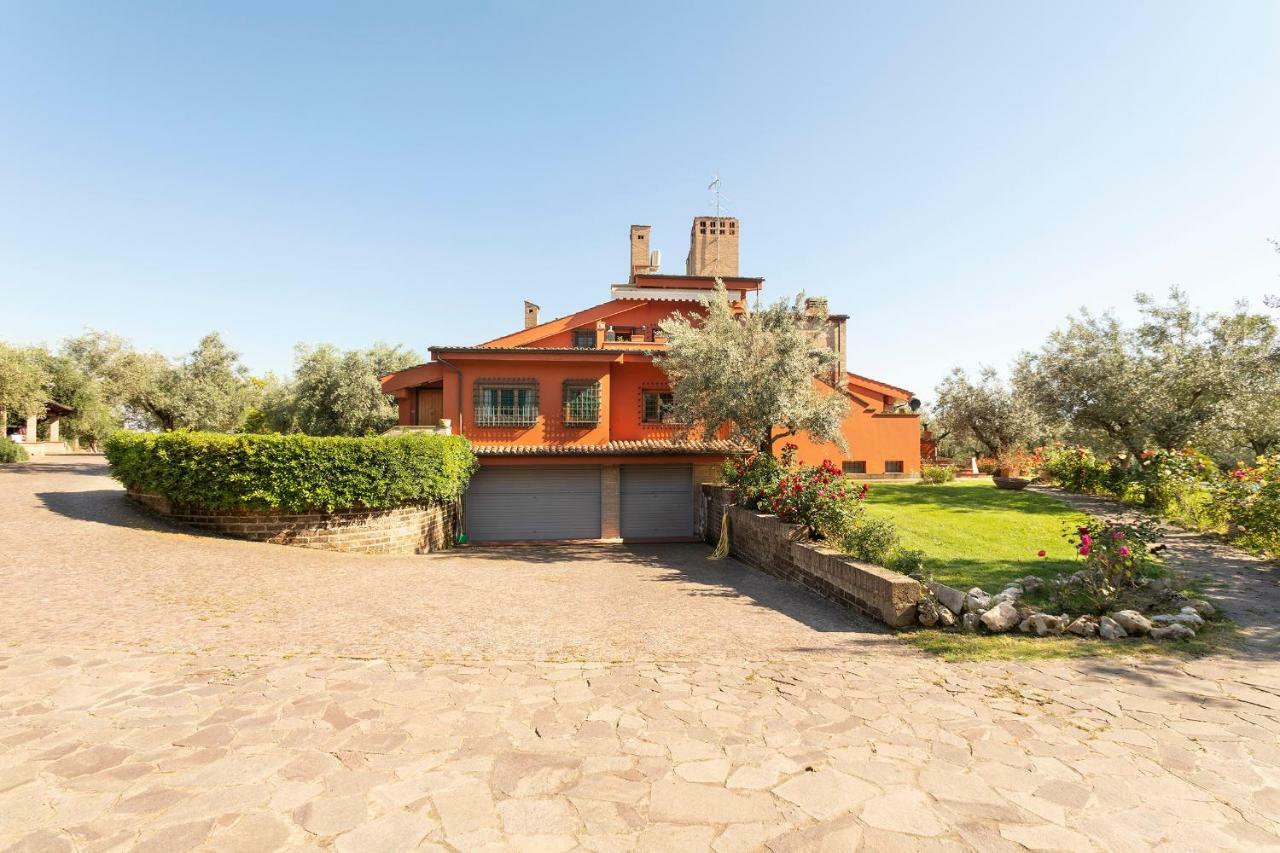 Villa In Via Della Marcigliana Casale Torre San Giovanni Luaran gambar