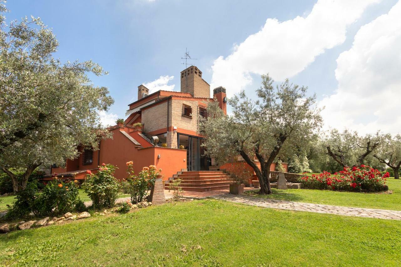 Villa In Via Della Marcigliana Casale Torre San Giovanni Luaran gambar